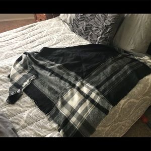 Black and white blanket scarf